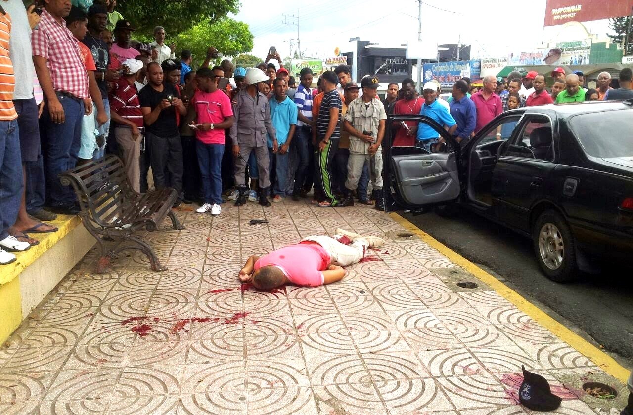 Resultaron muertos dos agentes policiales en balacera en parque de Cotuí. Información http://elviaducto.net/